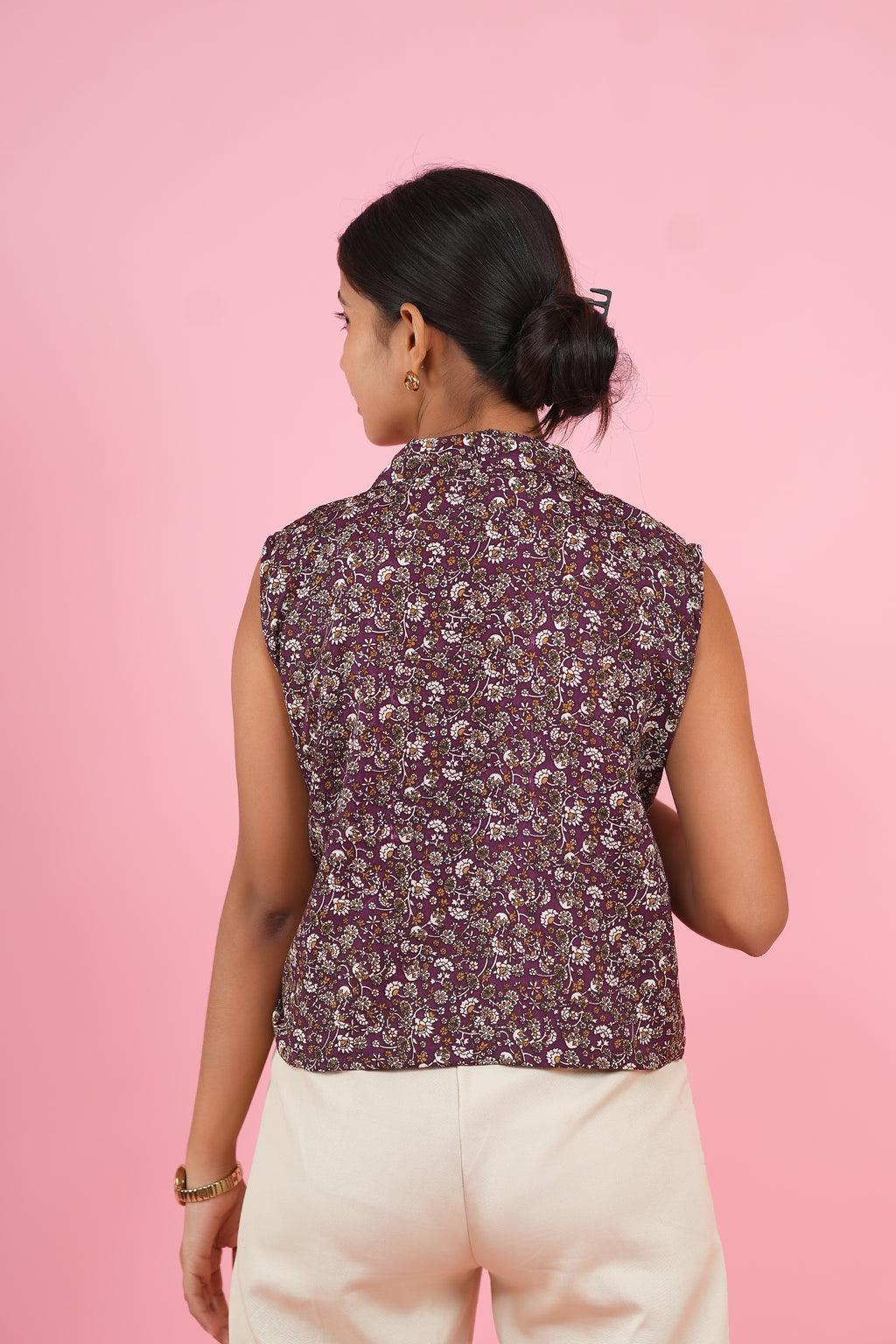 Berry Floral Print Sleeveless V-Neck Collared Top