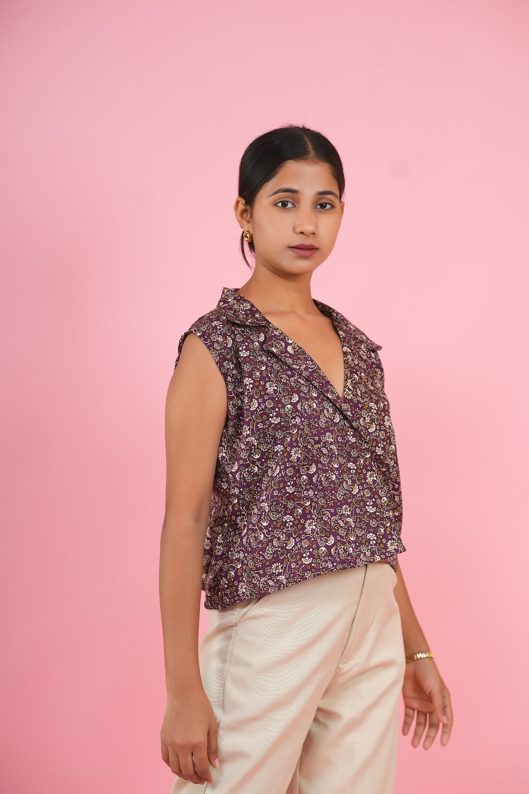 Berry Floral Print Sleeveless V-Neck Collared Top
